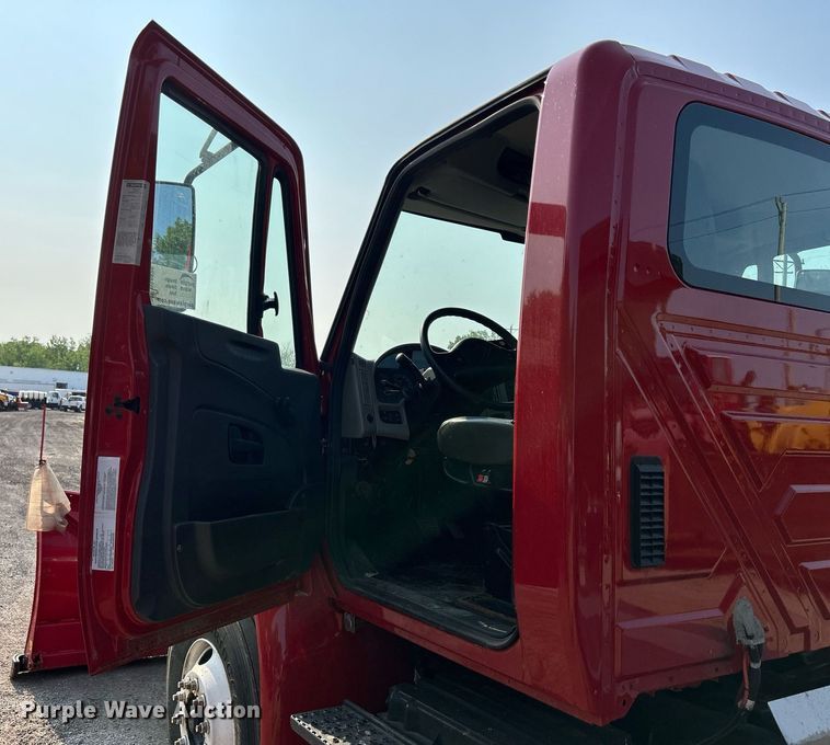 image for item DS8820 2014 International DuraStar 4300  spreader truck