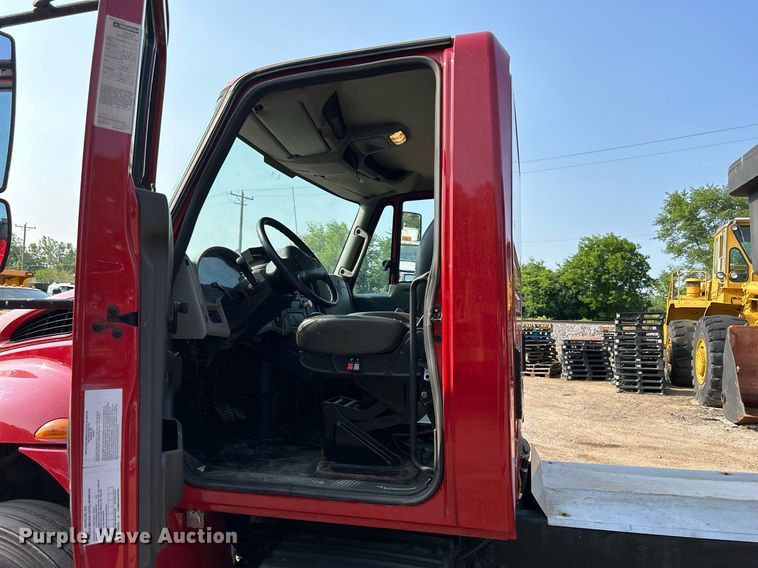 image for item DS8820 2014 International DuraStar 4300  spreader truck