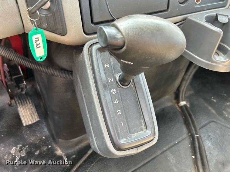 image for item DS8820 2014 International DuraStar 4300  spreader truck