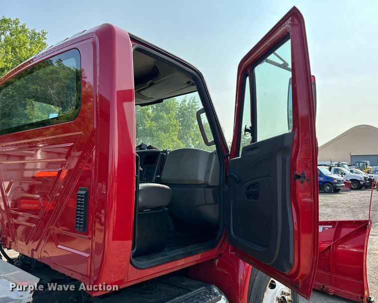 image for item DS8820 2014 International DuraStar 4300  spreader truck