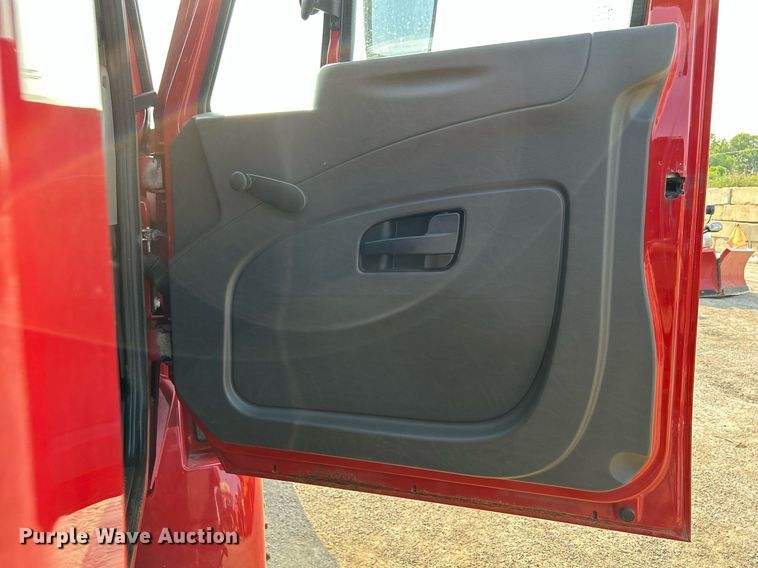 image for item DS8820 2014 International DuraStar 4300  spreader truck