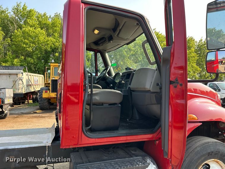 image for item DS8820 2014 International DuraStar 4300  spreader truck