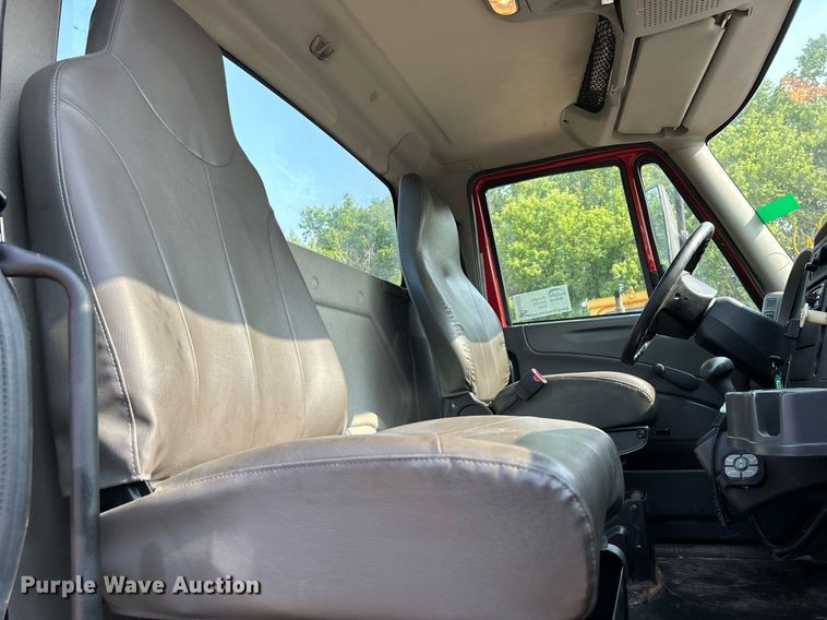 image for item DS8820 2014 International DuraStar 4300  spreader truck