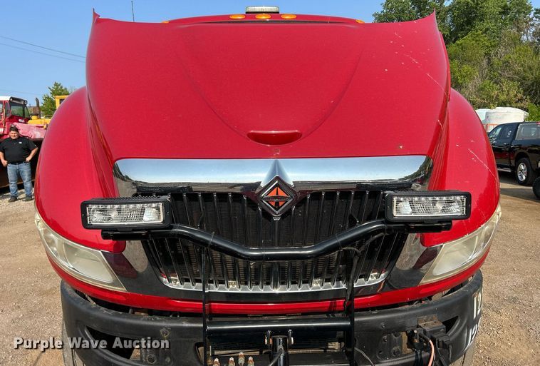 image for item DS8820 2014 International DuraStar 4300  spreader truck