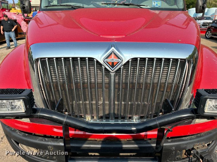 image for item DS8820 2014 International DuraStar 4300  spreader truck