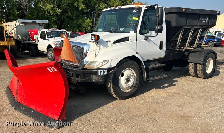 image for item DS8821 2005 International 4300  spreader truck