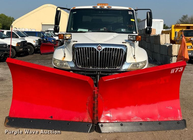 image for item DS8821 2005 International 4300  spreader truck