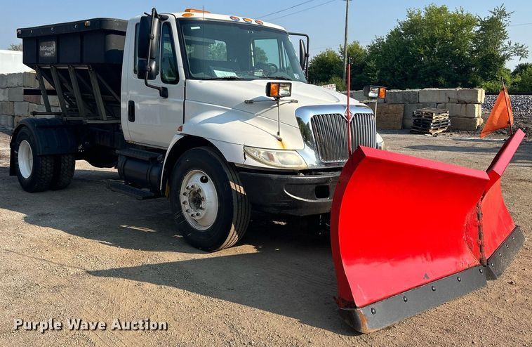 image for item DS8821 2005 International 4300  spreader truck