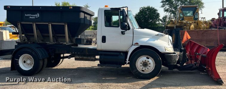 image for item DS8821 2005 International 4300  spreader truck