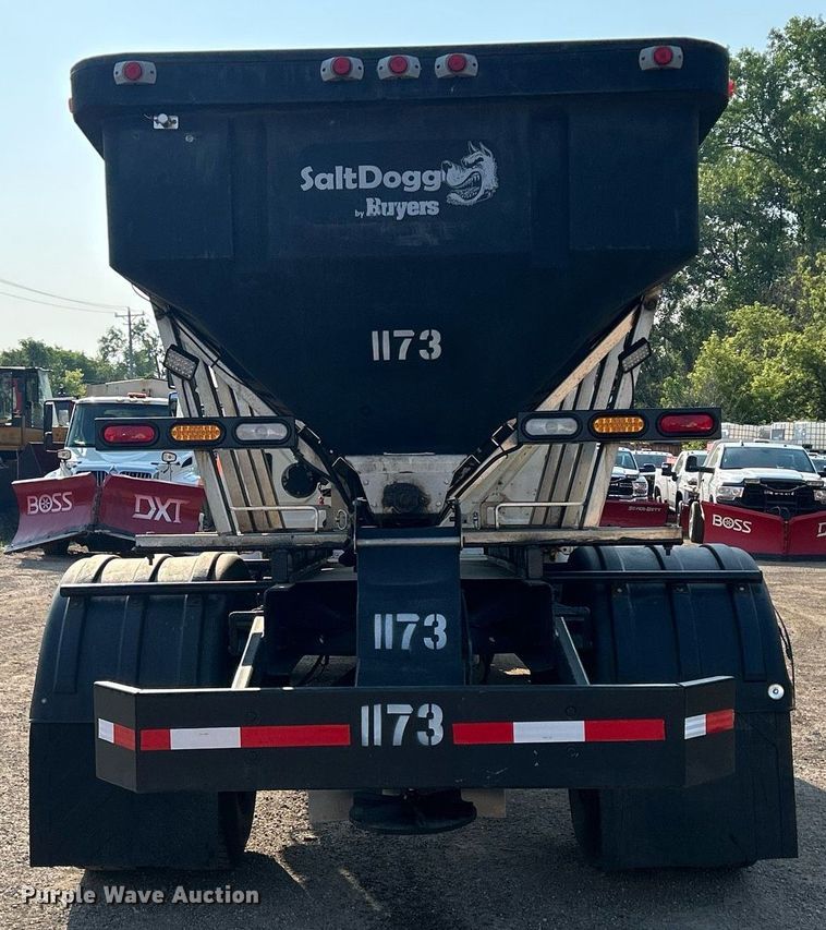 image for item DS8821 2005 International 4300  spreader truck