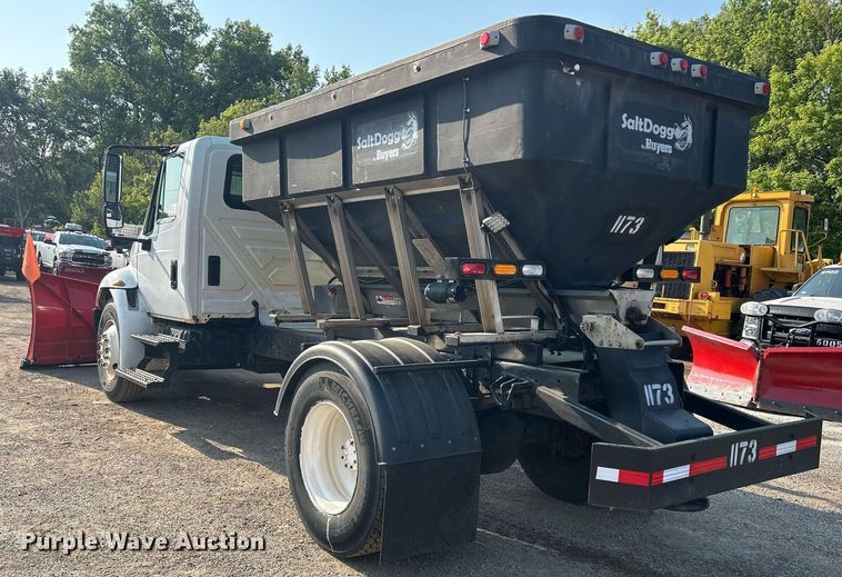 image for item DS8821 2005 International 4300  spreader truck