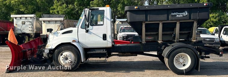 image for item DS8821 2005 International 4300  spreader truck