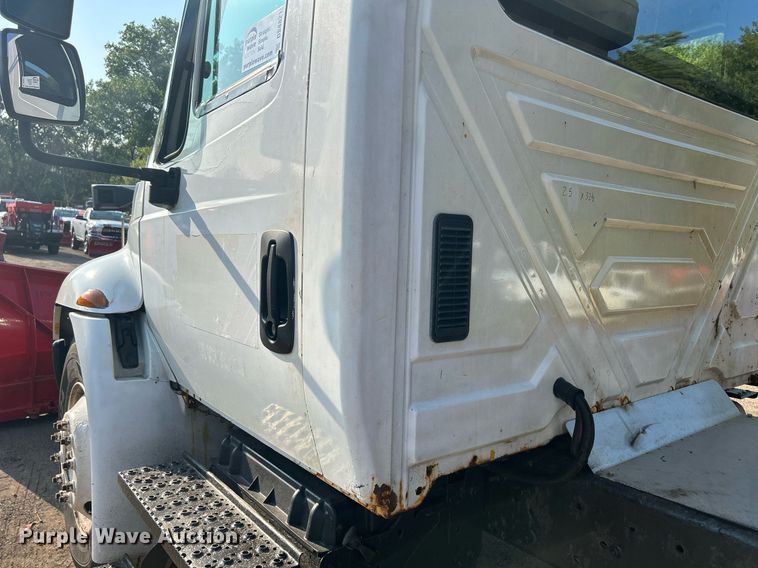 image for item DS8821 2005 International 4300  spreader truck