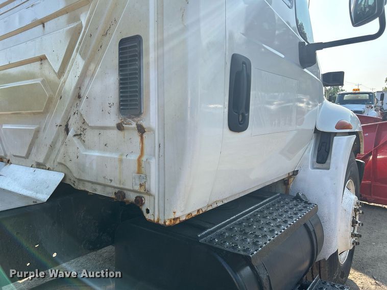 image for item DS8821 2005 International 4300  spreader truck