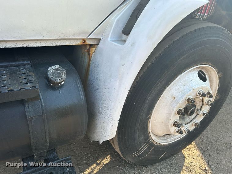 image for item DS8821 2005 International 4300  spreader truck