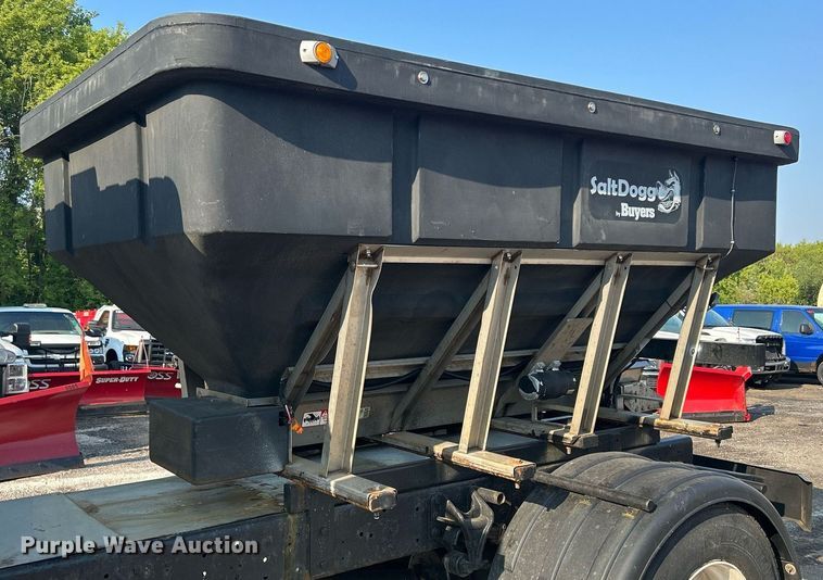 image for item DS8821 2005 International 4300  spreader truck