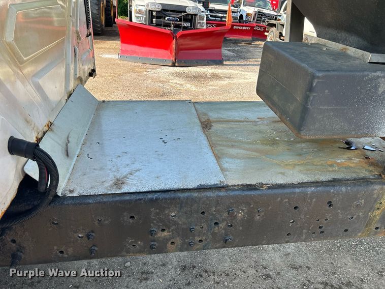 image for item DS8821 2005 International 4300  spreader truck