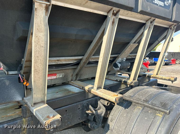 image for item DS8821 2005 International 4300  spreader truck