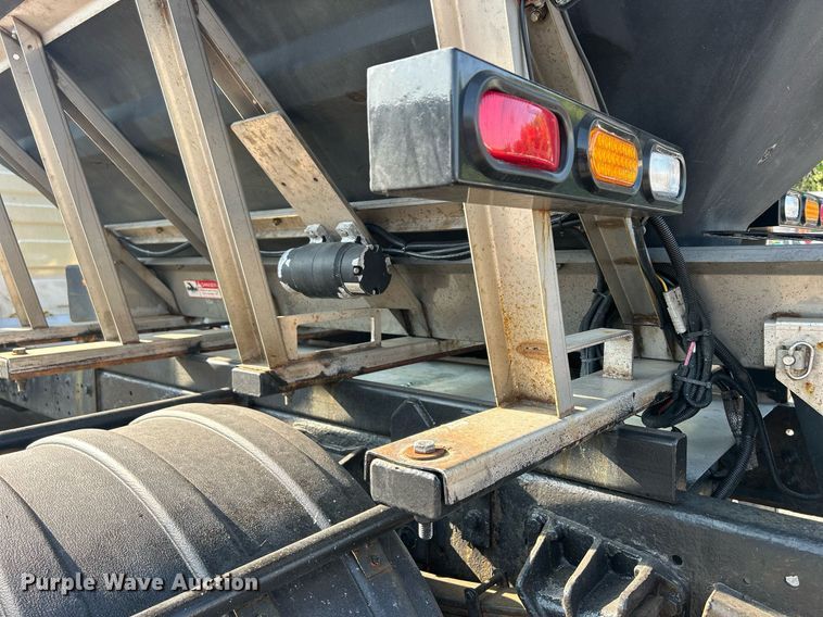image for item DS8821 2005 International 4300  spreader truck