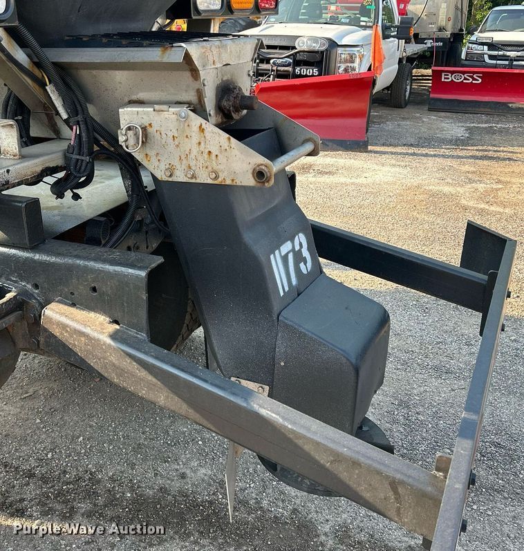 image for item DS8821 2005 International 4300  spreader truck