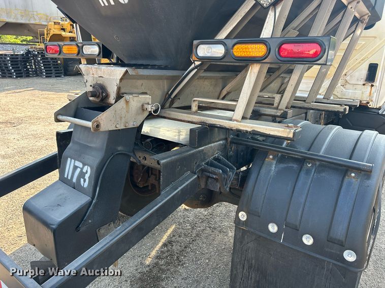 image for item DS8821 2005 International 4300  spreader truck