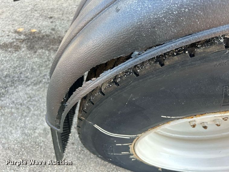 image for item DS8821 2005 International 4300  spreader truck