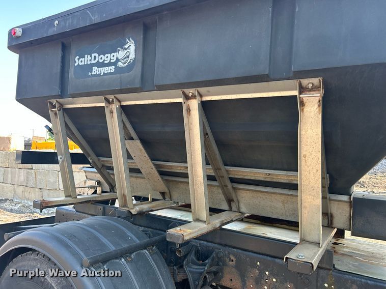 image for item DS8821 2005 International 4300  spreader truck