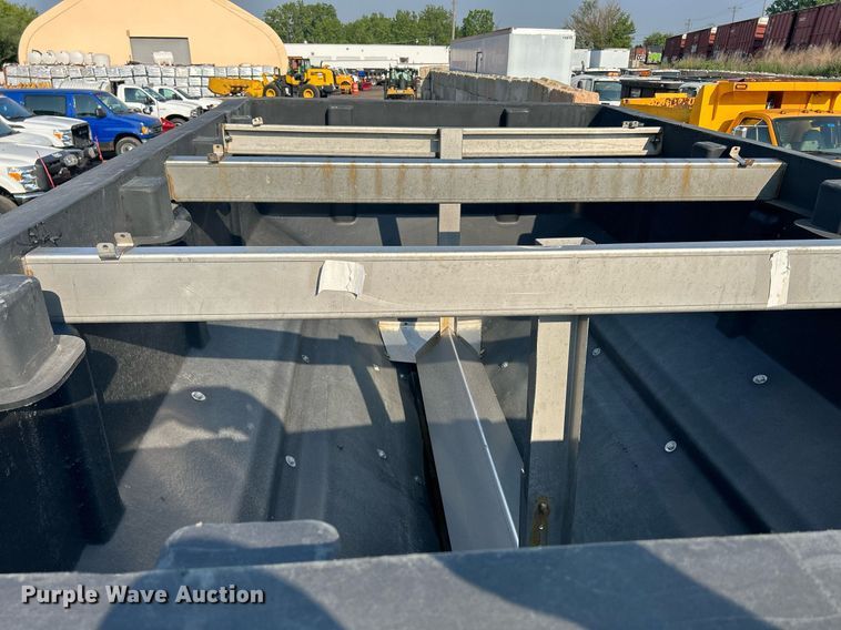 image for item DS8821 2005 International 4300  spreader truck