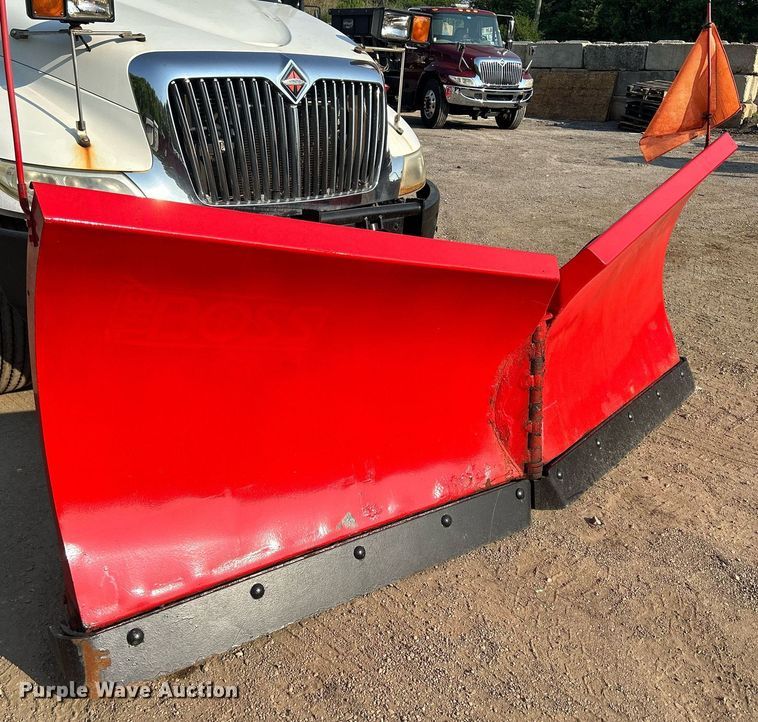 image for item DS8821 2005 International 4300  spreader truck