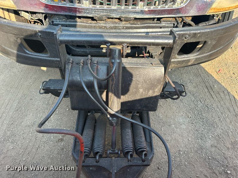 image for item DS8821 2005 International 4300  spreader truck