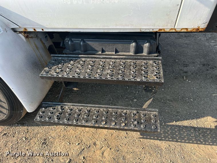 image for item DS8821 2005 International 4300  spreader truck