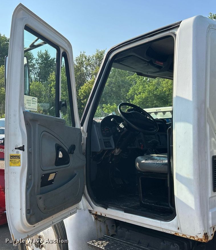 image for item DS8821 2005 International 4300  spreader truck