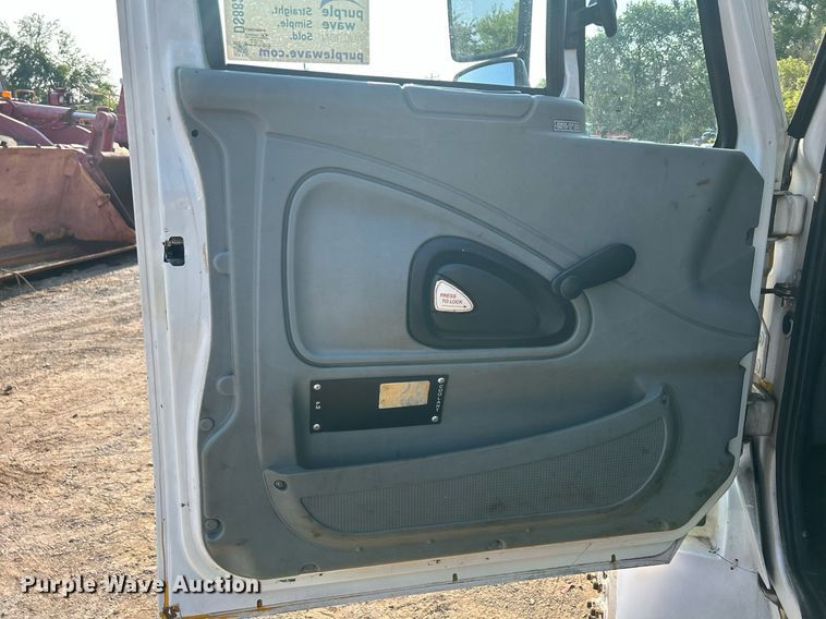 image for item DS8821 2005 International 4300  spreader truck