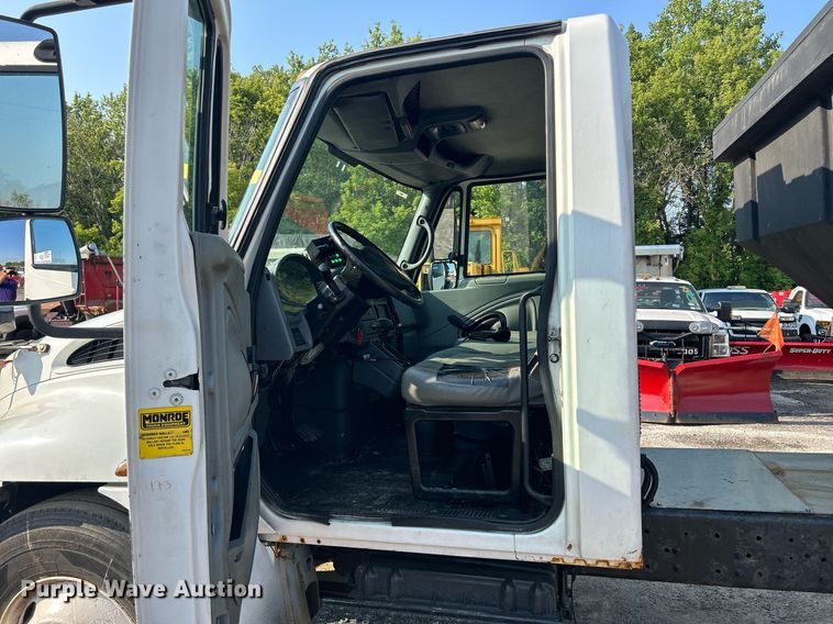 image for item DS8821 2005 International 4300  spreader truck