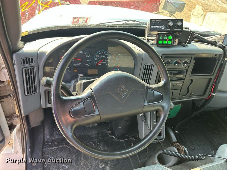 image for item DS8821 2005 International 4300  spreader truck