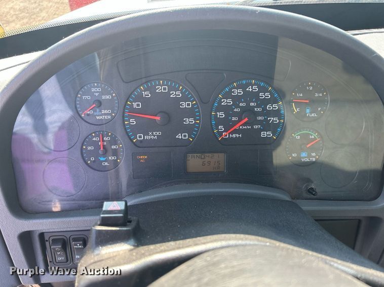 image for item DS8821 2005 International 4300  spreader truck