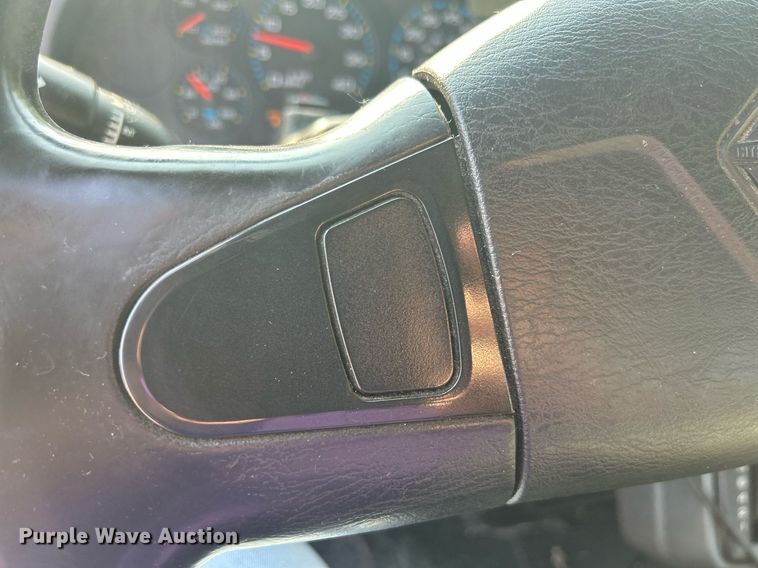 image for item DS8821 2005 International 4300  spreader truck