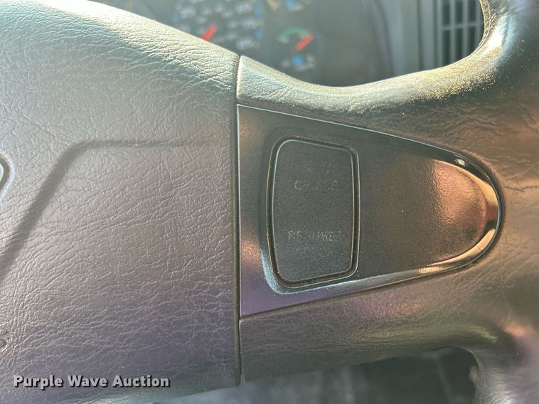 image for item DS8821 2005 International 4300  spreader truck