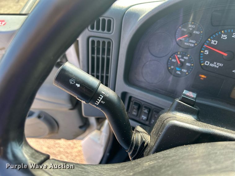 image for item DS8821 2005 International 4300  spreader truck