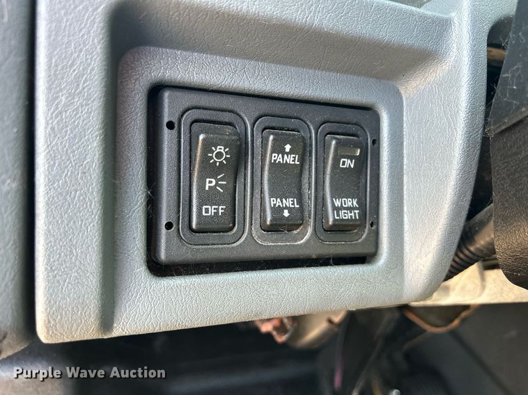 image for item DS8821 2005 International 4300  spreader truck