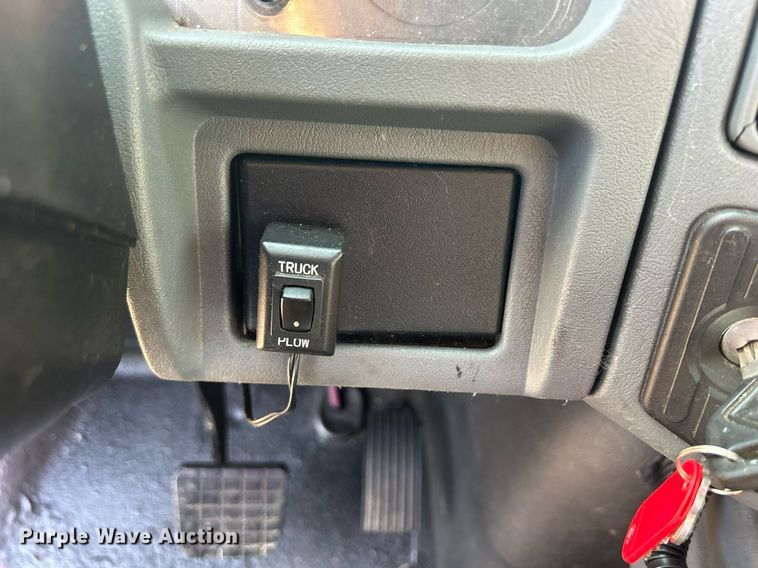 image for item DS8821 2005 International 4300  spreader truck