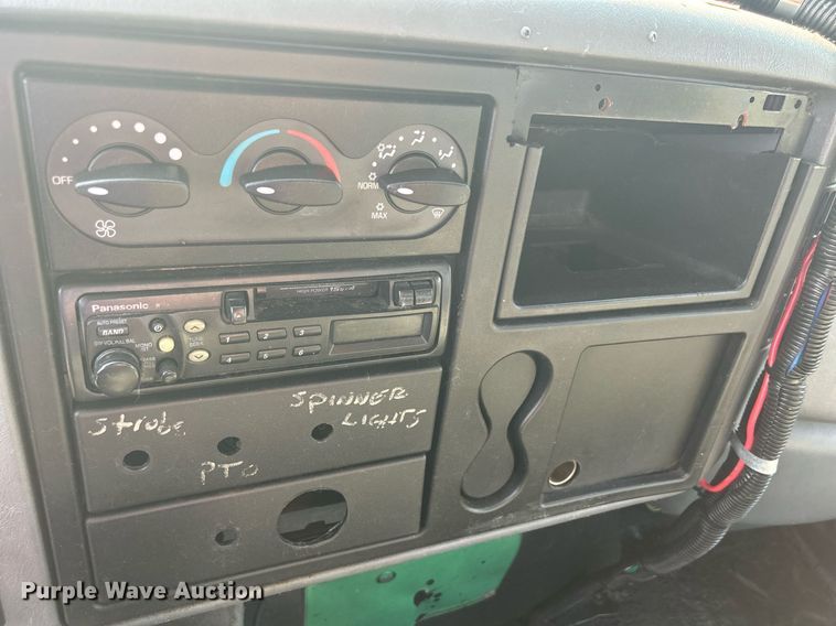 image for item DS8821 2005 International 4300  spreader truck