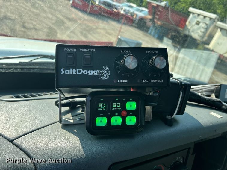 image for item DS8821 2005 International 4300  spreader truck