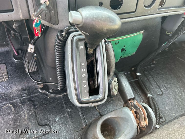 image for item DS8821 2005 International 4300  spreader truck