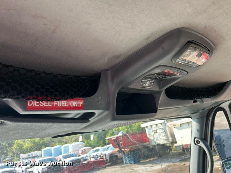 image for item DS8821 2005 International 4300  spreader truck