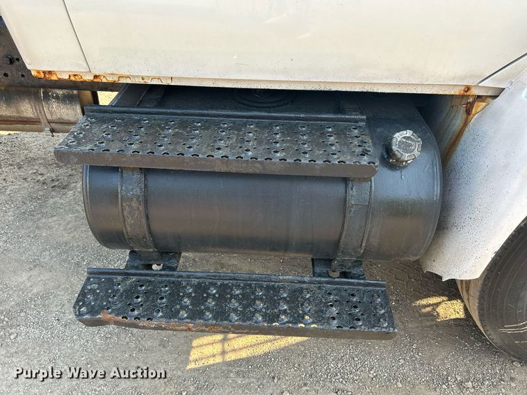 image for item DS8821 2005 International 4300  spreader truck