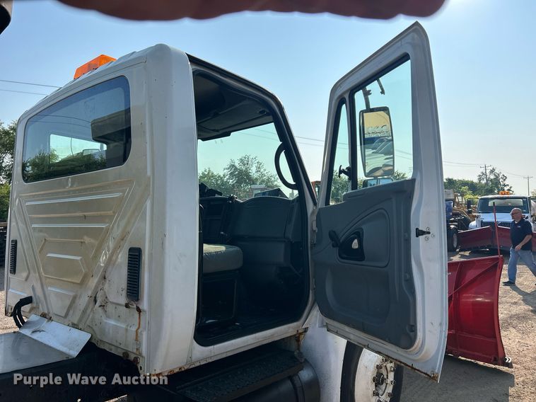 image for item DS8821 2005 International 4300  spreader truck