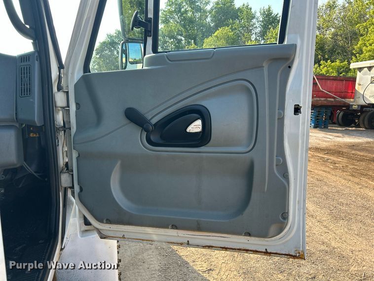 image for item DS8821 2005 International 4300  spreader truck