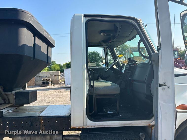 image for item DS8821 2005 International 4300  spreader truck