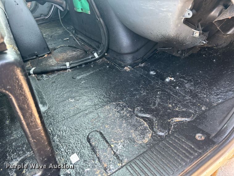 image for item DS8821 2005 International 4300  spreader truck